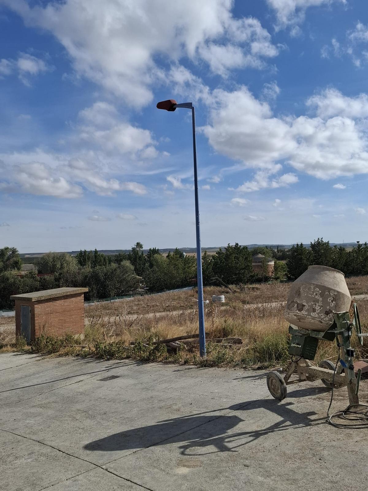 Una farola solitaria en el espacio